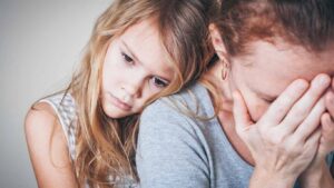 Mère et fille stressées pour illustrer l'article: Comment gérer son stress en temps de confinement, coachfamilialmtl